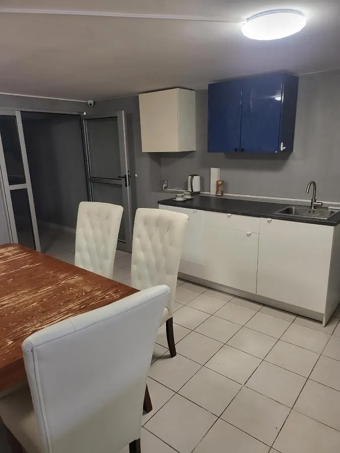 Rooms4Rest Wiertnicza - Private Rooms For Tourists - Atr Consulting Sp, Z O,O, Warsaw 0*,